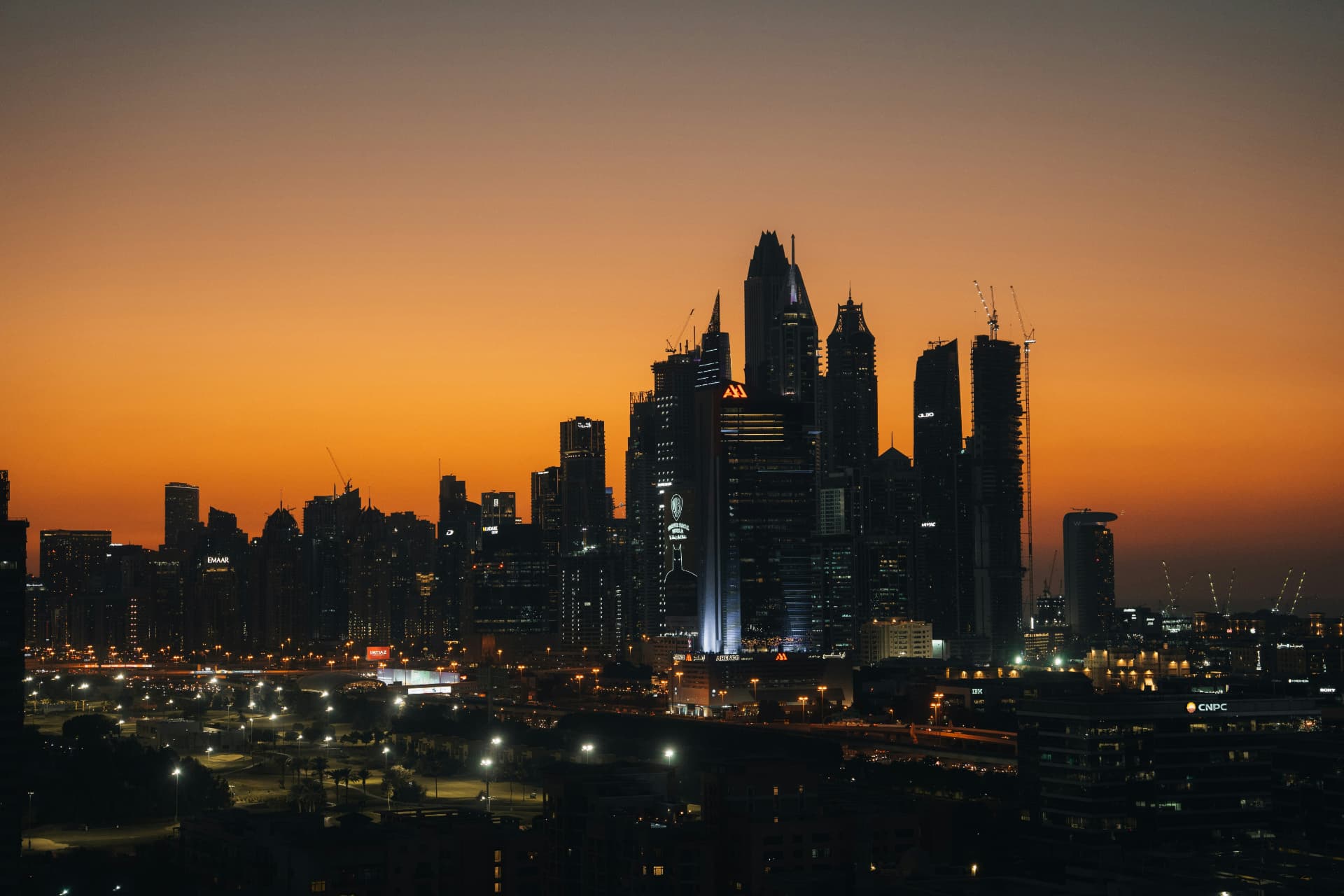 Skyline von Dubai in der Abenddämmerung